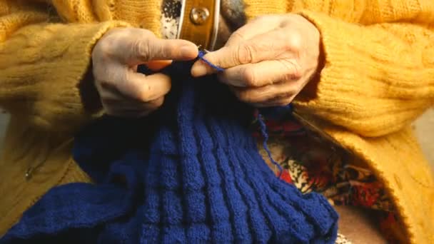 Avó tricota um lenço
 - Filmagem, Vídeo
