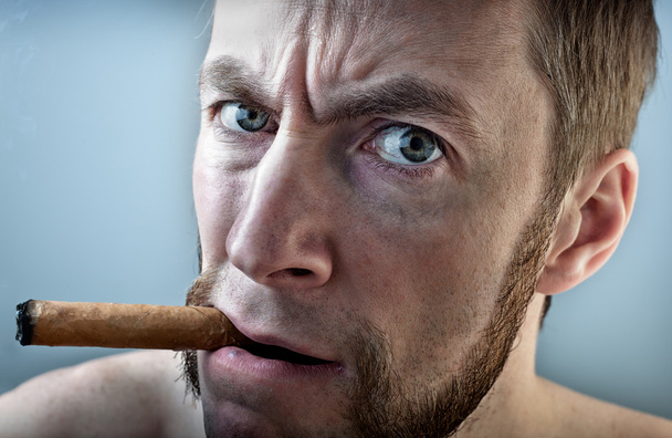 Un hombre con un cigarro
 - Foto, Imagen