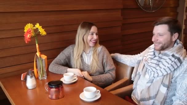 Usmívající se pár v kavárně - Záběry, video