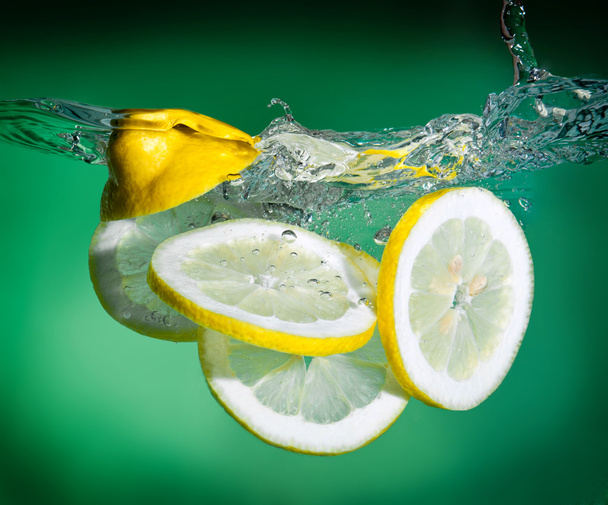 Lemon into water - Fotoğraf, Görsel