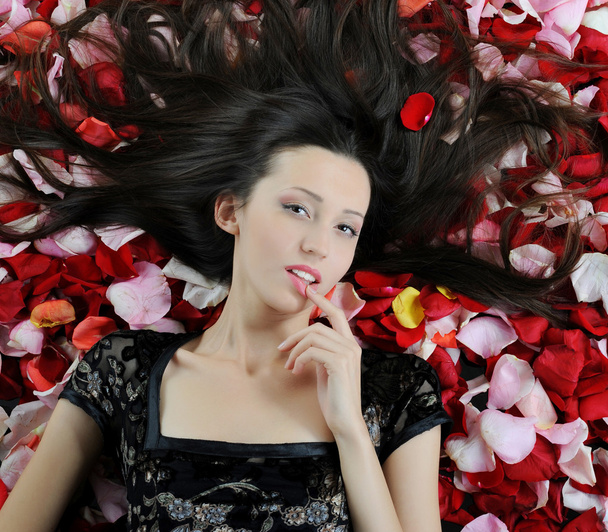 Beautiful brunette in rose petals - Φωτογραφία, εικόνα