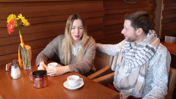 Улыбающаяся пара в кафе
 - Кадры, видео
