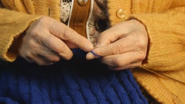Nonna mani maglia
 - Filmati, video