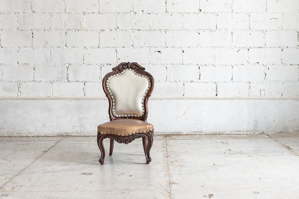 класичний стиль стільця в старовинній кімнаті
 - Фото, зображення