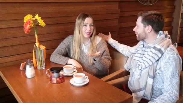 Улыбающаяся пара в кафе
 - Кадры, видео