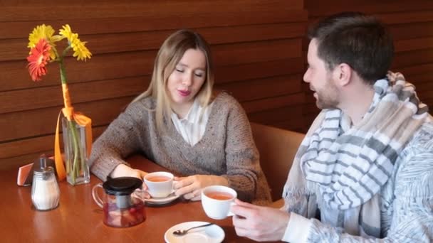 Lächelndes Paar in einem Café - Filmmaterial, Video
