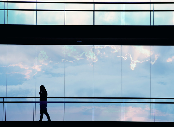 Vue silhouette de jeune homme d'affaires dans un immeuble de bureaux moderne intérieur
 - Photo, image