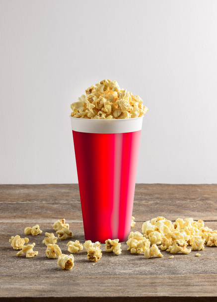 Popcorn in emmer - Foto, afbeelding