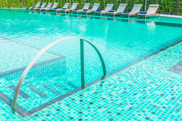 Venkovní bazén v hotelovém resortu - Fotografie, Obrázek
