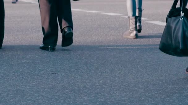 Ludzie idą na przejściu dla pieszych - Materiał filmowy, wideo