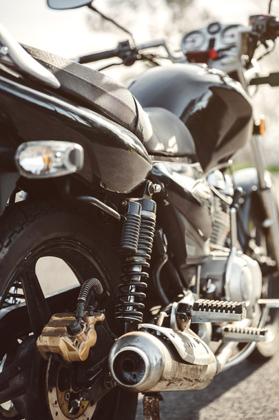 Amortyzator i rura wydechowa motocykla czarny - Zdjęcie, obraz