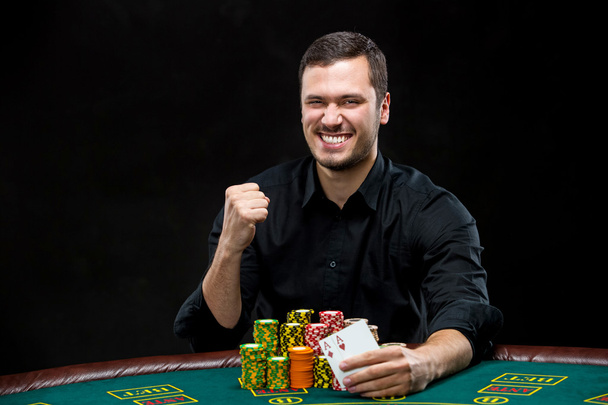 Щасливий гравець в покер виграє і тримає пару асів
 - Фото, зображення