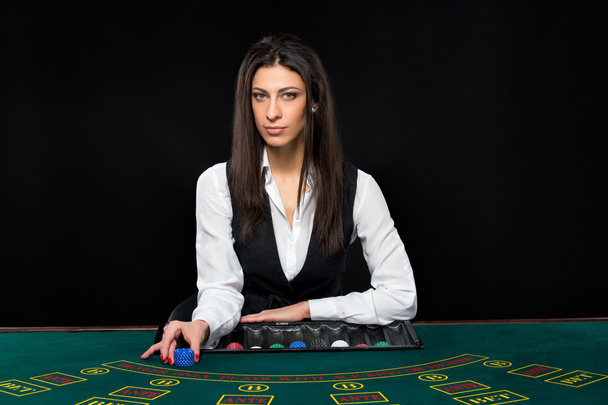 Красивая девушка, дилер, за столом для покера
 - Фото, изображение
