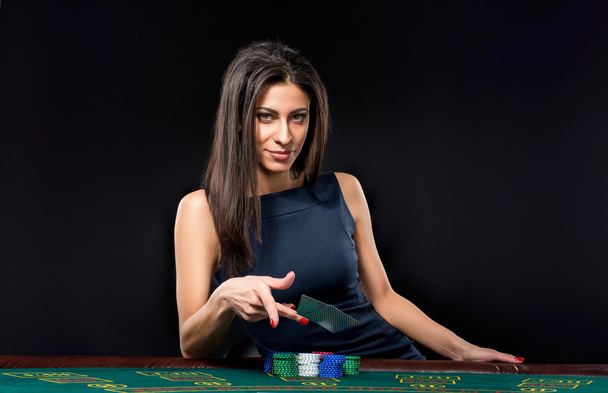 Красива дівчина, дилер, за столом для покеру
 - Фото, зображення