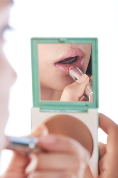 reflectie op de spiegel van meisje lippen - Foto, afbeelding
