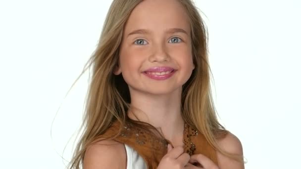 Primo piano viso di una bionda adolescente su uno sfondo bianco, rallentatore
 - Filmati, video