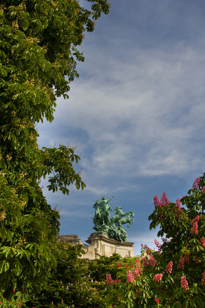 Estatua del techo del Grand Palais
 - Foto, Imagen