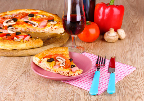 Composition with slice of pizza on plate close-up on wooden background - Fotografie, Obrázek