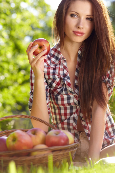 Beautifuwoman in the garden with apples - Foto, Bild