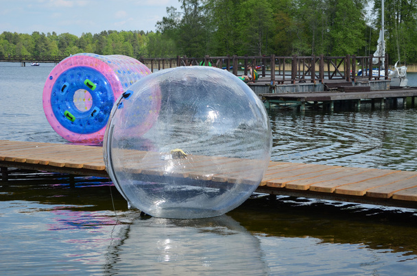zorbing Luftblasen auf dem Wasser. Seebrücke Trakai - Foto, Bild