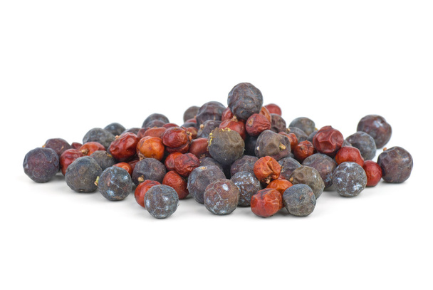 Byliny: malé hromadu sušeného červeného jalovce a vysoký jalovec - Fotografie, Obrázek