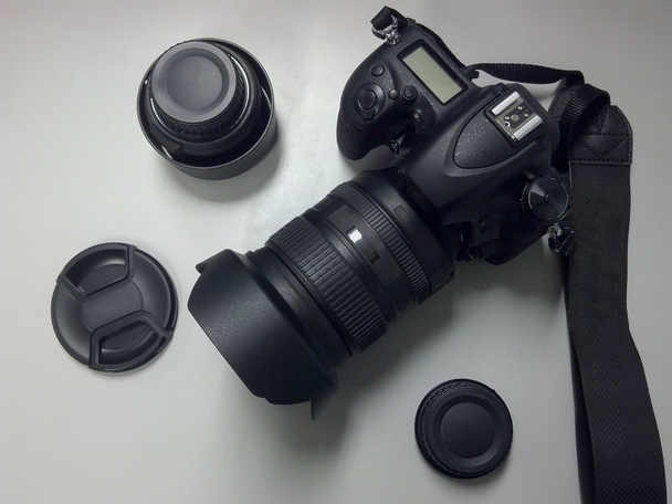 Bovenaanzicht van het DSLR Camera met Lens en accessoires - Foto, afbeelding