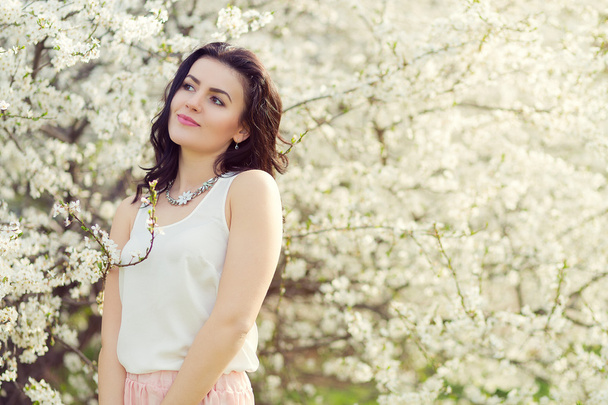 Beautiful woman in a spring park - Fotografie, Obrázek