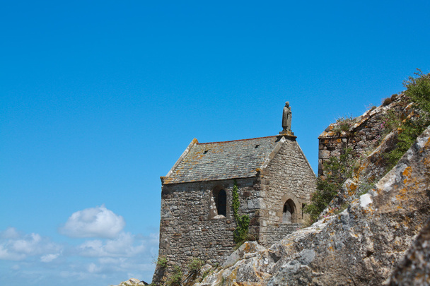 πέτρινο εκκλησάκι κοντά σε mont saint-michel - Φωτογραφία, εικόνα