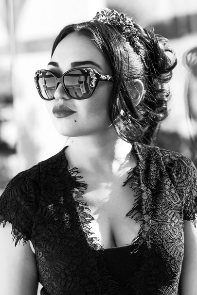 Beautiful and stylish woman portrait wearing sunglasses black an - Фото, изображение