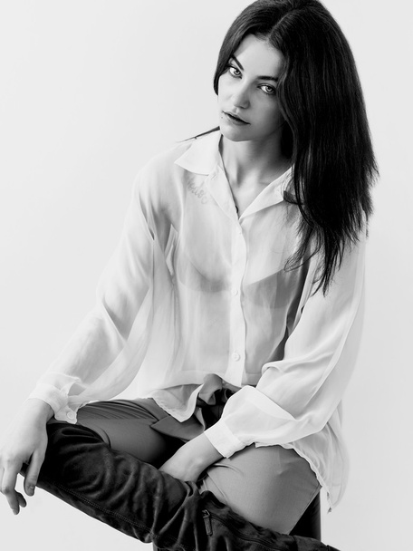 Pretty and fashionable girl portrait sitting black and white - Foto, imagen