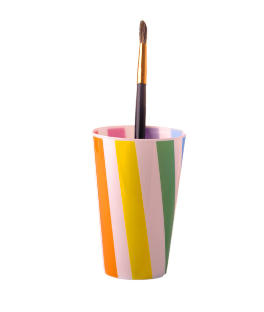 taza de plástico con un pincel para pintar
 - Foto, imagen