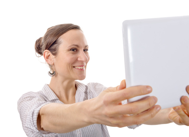 Vonzó fiatal nő vesz egy stúdió selfie tabletta - Fotó, kép