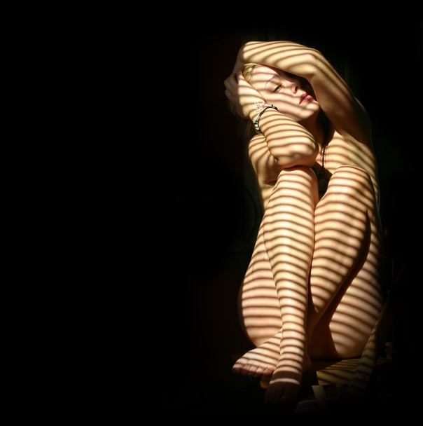 Nude woman in the dark - Φωτογραφία, εικόνα