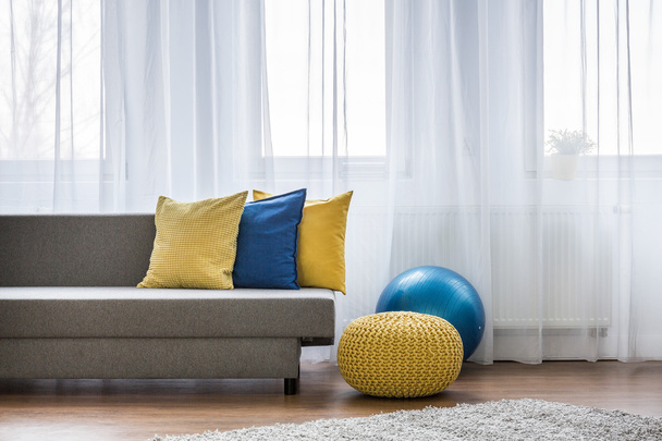 Yellow and blue pillows on couch - Φωτογραφία, εικόνα