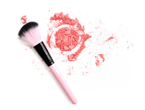 Multi χρωματιστά σκιά ματιών σε σκόνη σε ομορφιά εργαλείο ρουζ βούρτσα, - Φωτογραφία, εικόνα