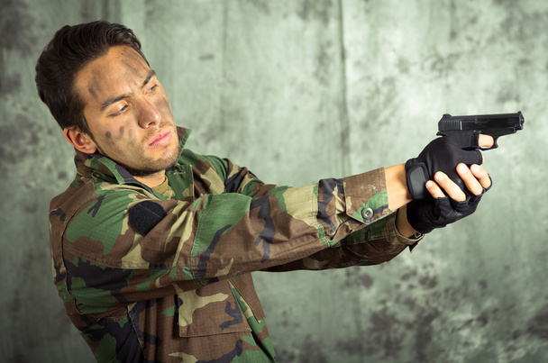 soldier militar latin man pointing a gun - Zdjęcie, obraz