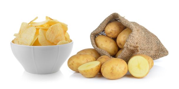  bramborové lupínky a brambory v pytli izolovaných na bílém poza - Fotografie, Obrázek