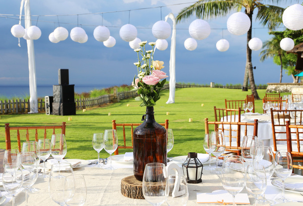 Decorated wedding table at reception beach resort - Foto, immagini