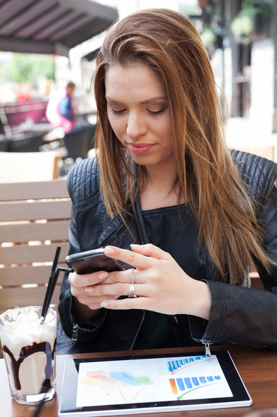 Молодая женщина наслаждается в кафе
 - Фото, изображение