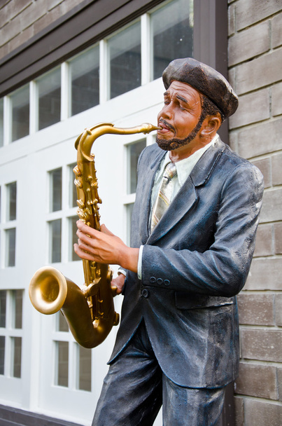 άγαλμα του ανθρώπου που φυσά ένα saxophone. - Φωτογραφία, εικόνα