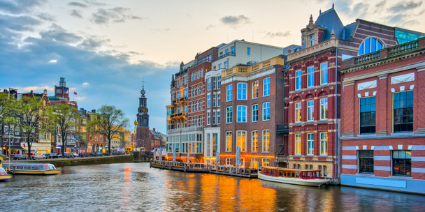 Canal d'Amsterdam avec pont et maisons typiquement hollandaises aux Pays-Bas
 - Photo, image
