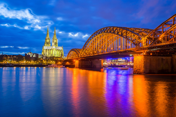 Το βράδυ ο καθεδρικός ναός της Κολωνίας με γέφυρα Hohenzollern στο Colog - Φωτογραφία, εικόνα