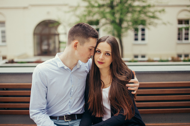 Lovely couple sitting in the park background - Foto, Bild