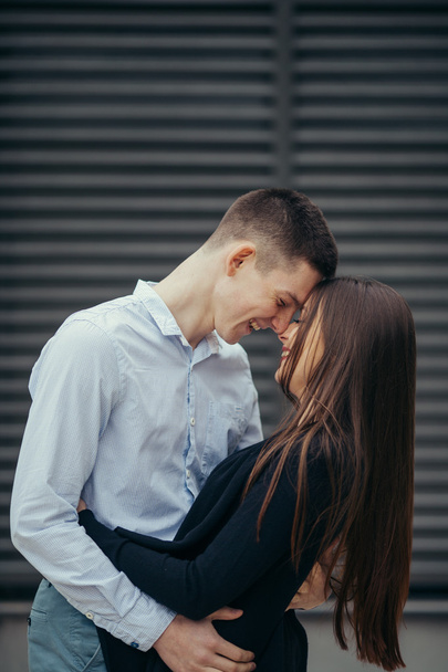 Preciosa pareja de pie en la calle y besándose
 - Foto, imagen