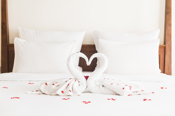 Прикраса лебединого рушника на ліжку
 - Фото, зображення