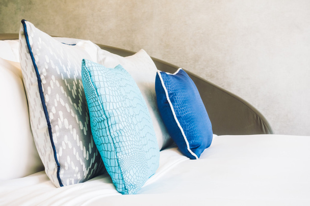 Όμορφο πολυτελές μαξιλάρια στο κρεβάτι - Φωτογραφία, εικόνα