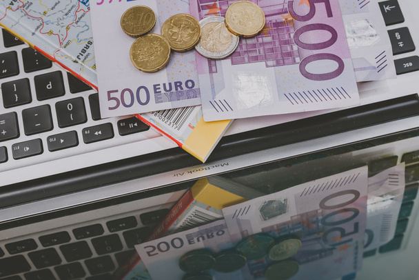 Банкноты и монеты достоинством 500 евро
 - Фото, изображение