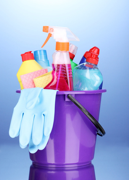 Ведро с чистящими средствами на синем фоне
 - Фото, изображение
