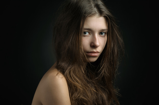 Drámai portré egy lány téma: egy gyönyörű lány, a háttérben a stúdióban portré - Fotó, kép