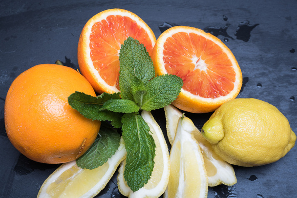 さまざまな柑橘系の果物やミント - 写真・画像